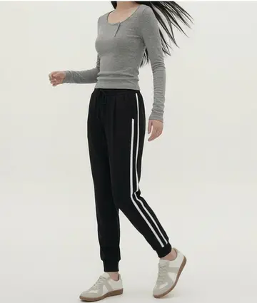 그레이·블랙 톤 면바지와 긴팔티 전신 코디 사진