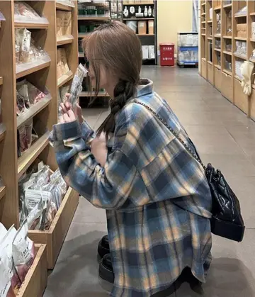 그레이·블랙 톤 블라우스와 재킷 전신 코디 사진