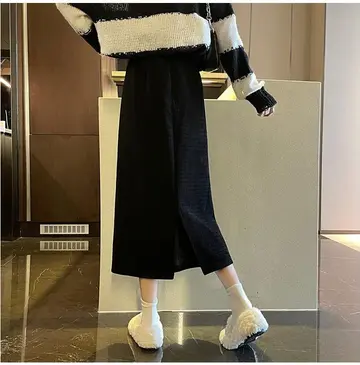 블랙 오버핏 스커트와 블랙 가디건 전신 코디 사진