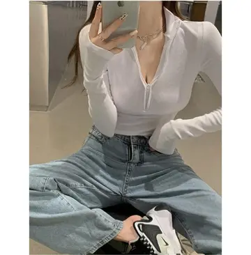 베이지·카멜 톤 반팔티와 청바지 전신 코디 사진