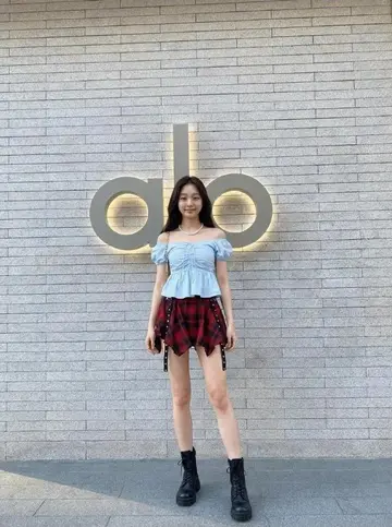 스카이블루 오버핏 블라우스와 체크 미니스커트 전신 코디 사진