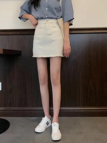 데님 스커트와 스카이블루 블라우스 전신 코디 사진