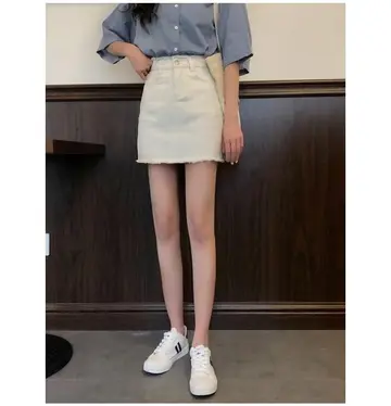 그레이·카멜 톤 데님 스커트와 블라우스 전신 코디 사진