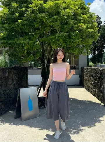 반바지와 핑크 나시 전신 코디 사진
