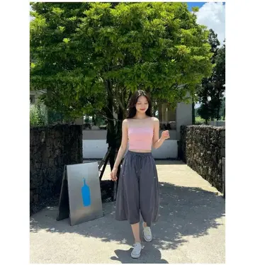 핑크·차콜 톤 반바지와 나시 전신 코디 사진