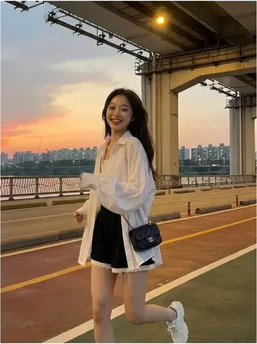 블랙 오버핏 반바지와 화이트 셔츠 전신 코디 사진