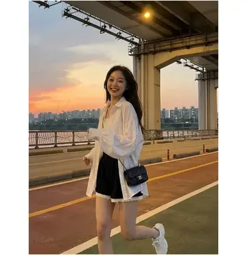 베이지·블랙 톤 반바지와 셔츠 전신 코디 사진