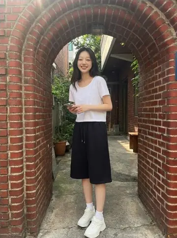 블랙 반바지와 화이트 반팔티 전신 코디 사진