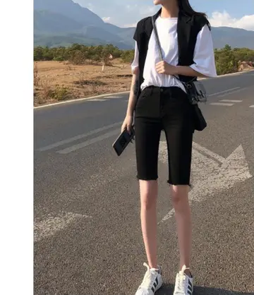 블랙 오버핏 반바지와 블랙 베스트 전신 코디 사진