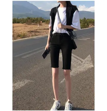 블랙·스카이블루 톤 반바지와 베스트 전신 코디 사진