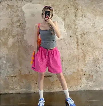 핑크 반바지와 그레이 나시 전신 코디 사진