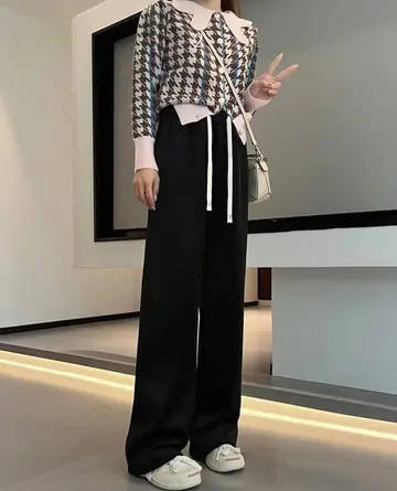 베이지·블랙 톤 청바지와 니트 전신 코디 사진