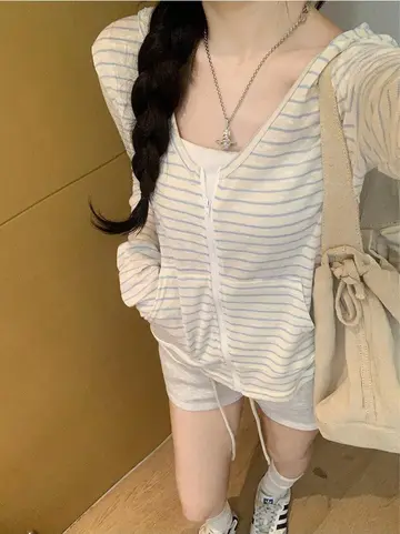 베이지·카키 톤 재킷과 후드티 전신 코디 사진