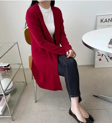 화이트·블랙 톤 가디건과 청바지 전신 코디 사진