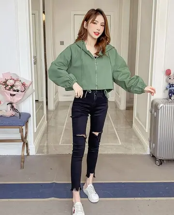 그레이·블랙 톤 재킷과 청바지 전신 코디 사진