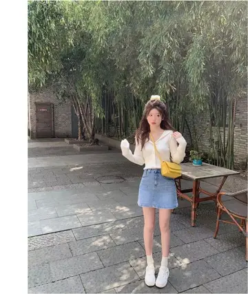 오버핏 가디건과 스카이블루 미니스커트 전신 코디 사진
