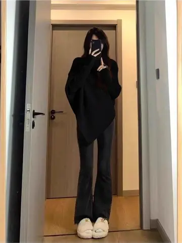 블랙 오버핏 와이드팬츠와 블랙 니트 전신 코디 사진