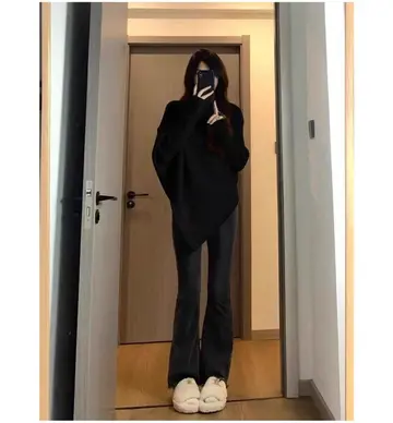 블랙·베이지 톤 와이드팬츠와 니트 전신 코디 사진