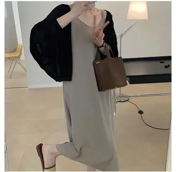 블랙·그레이 톤 티셔츠와 니트원피스 전신 코디 사진