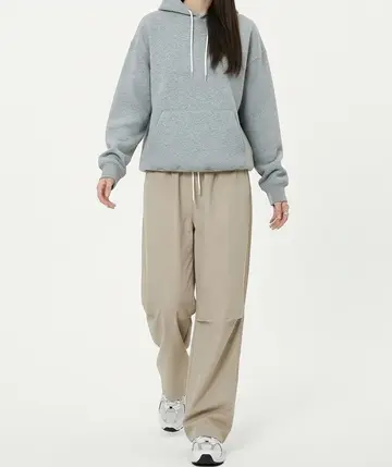 오버핏 와이드 청바지와 그레이 후드티 전신 코디 사진