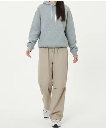 그레이·베이지 톤 와이드 청바지와 후드티 전신 코디 사진