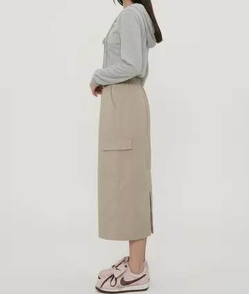 오버핏 미디스커트와 그레이 후드티 전신 코디 사진