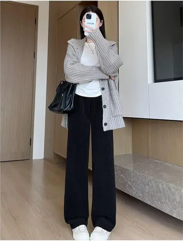 블랙 오버핏 슬랙스와 그레이 가디건 전신 코디 사진