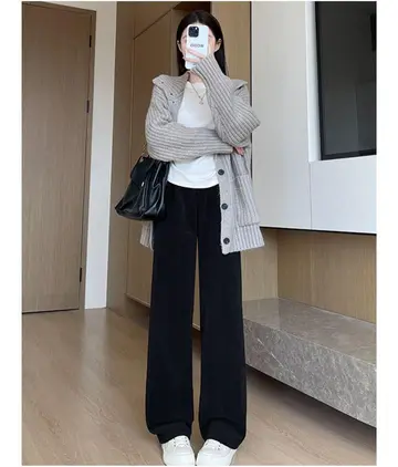 그레이·블랙 톤 슬랙스와 가디건 전신 코디 사진