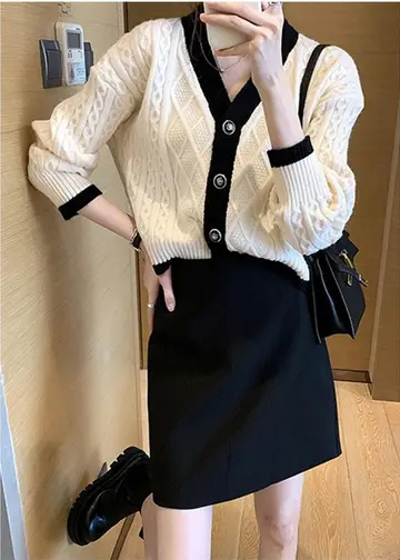 오버핏 가디건과 블랙 미니스커트 전신 코디 사진