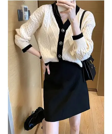 아이보리·베이지 톤 가디건과 미니스커트 전신 코디 사진