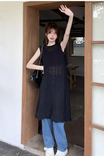 오버핏 베스트와 블랙 니트원피스 전신 코디 사진