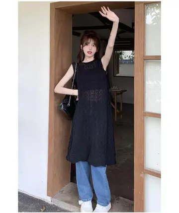 블랙·베이지 톤 베스트와 니트원피스 전신 코디 사진
