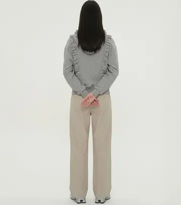 그레이·블랙 톤 배기팬츠와 후드티 전신 코디 사진