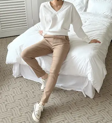 슬랙스와 화이트 긴팔티 전신 코디 사진