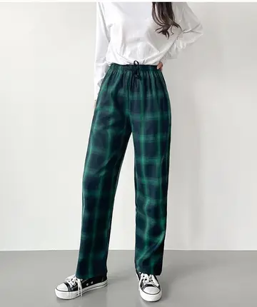 블랙·차콜 톤 배기팬츠와 긴팔티 전신 코디 사진