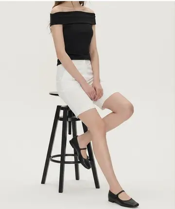 블랙·베이지 톤 반바지와 반팔티 전신 코디 사진