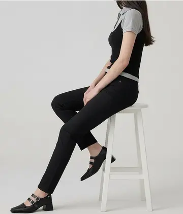 블랙·베이지 톤 배기팬츠와 카라티 전신 코디 사진