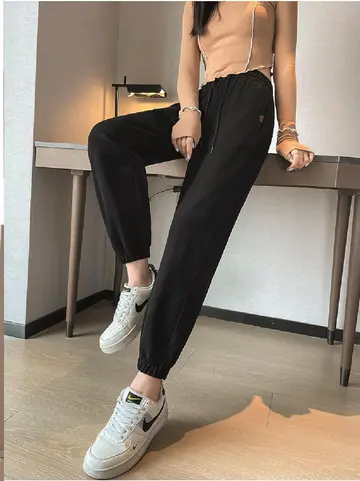 블랙 오버핏 배기팬츠와 나시 전신 코디 사진
