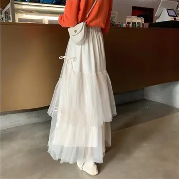 브라운·아이보리 톤 스커트 전신 코디 사진