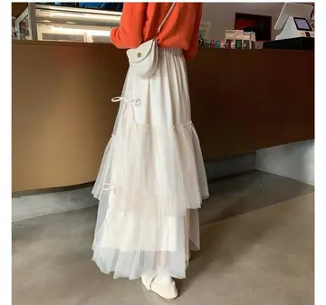 브라운·아이보리 톤 스커트 전신 코디 사진