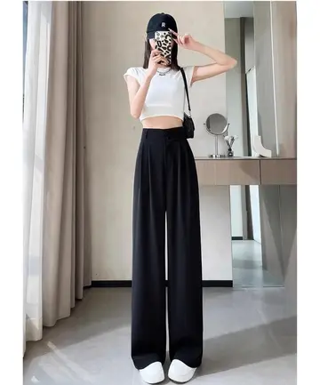 화이트·차콜 톤 와이드 청바지와 반팔티 전신 코디 사진