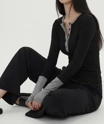 블랙·브라운 톤 배기팬츠와 가디건 전신 코디 사진