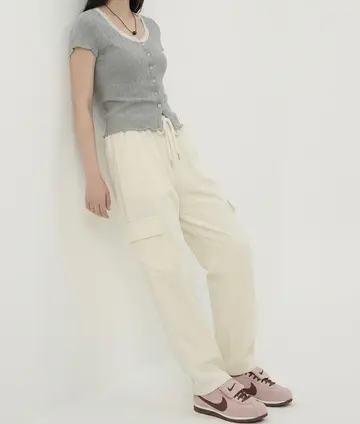 아이보리 배기팬츠와 그레이 반팔티 전신 코디 사진
