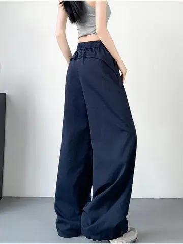 네이비 오버핏 배기팬츠와 그레이 나시 전신 코디 사진