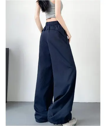 그레이·베이지 톤 배기팬츠와 나시 전신 코디 사진