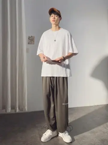 화이트 오버핏 카라티와 조거팬츠 전신 코디 사진