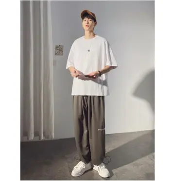 아이보리·블랙 톤 카라티와 조거팬츠 전신 코디 사진