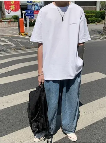 화이트·그레이 톤 오버핏 카라티와 청바지 전신 코디 사진