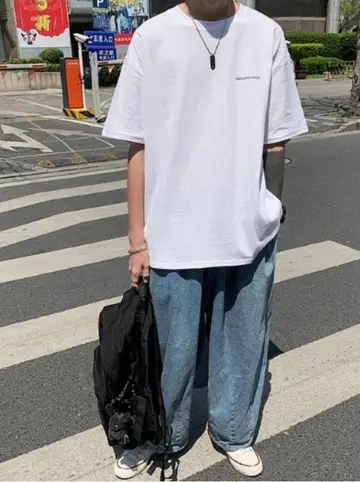 화이트·그레이 톤 오버핏 카라티와 청바지 전신 코디 사진