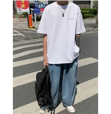 화이트·그레이 톤 카라티와 청바지 전신 코디 사진
